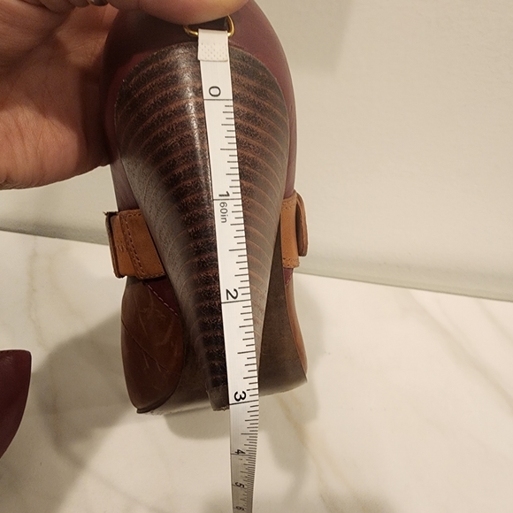 Fossil, size 8 leather 3" beautiful high heel with strap sand unique heel shape. - Picture 16 of 16